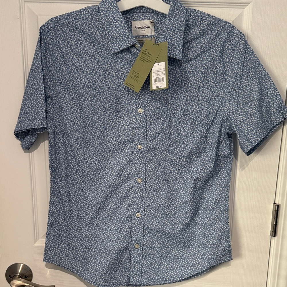 NWT Goodfellow & Co Men’s Blue Short-Sleeve Button-Up Shirt. Size medium.